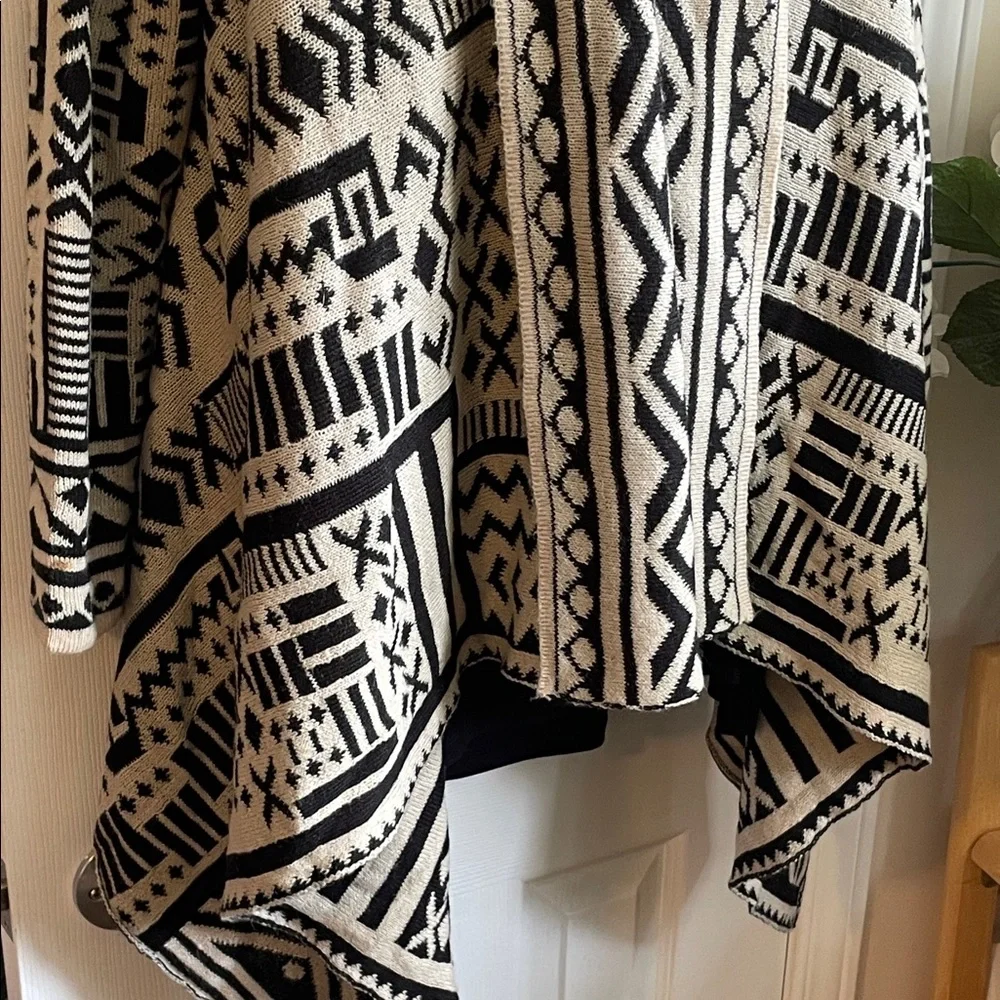 Black and Cream Patterned Open-Front Women’s Sweater - Picture 7 of 9
